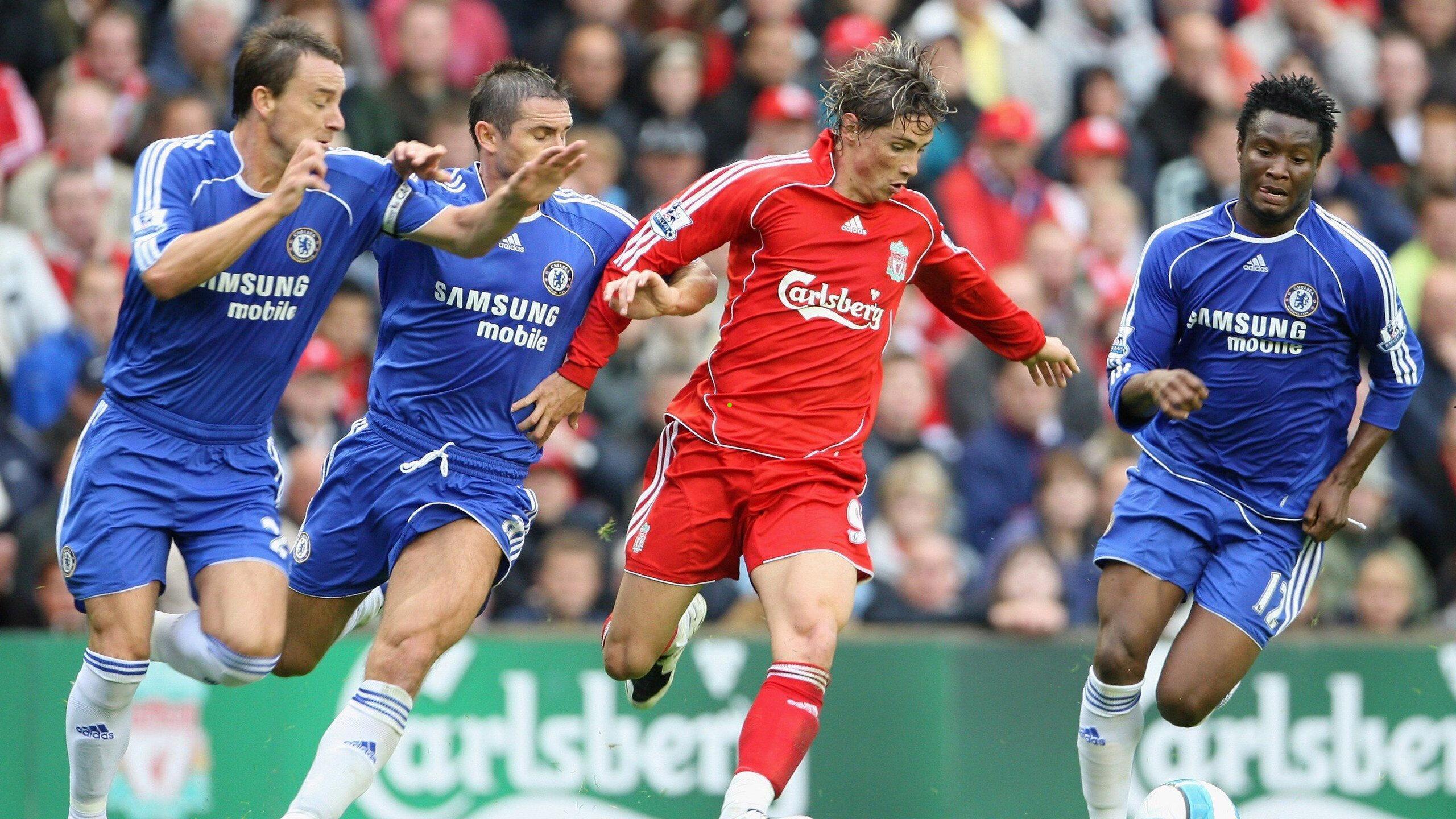 维尼修斯社交媒体甜蜜晒照引发热议，内马尔调侃留言，小男孩超爱她彰显足坛温情